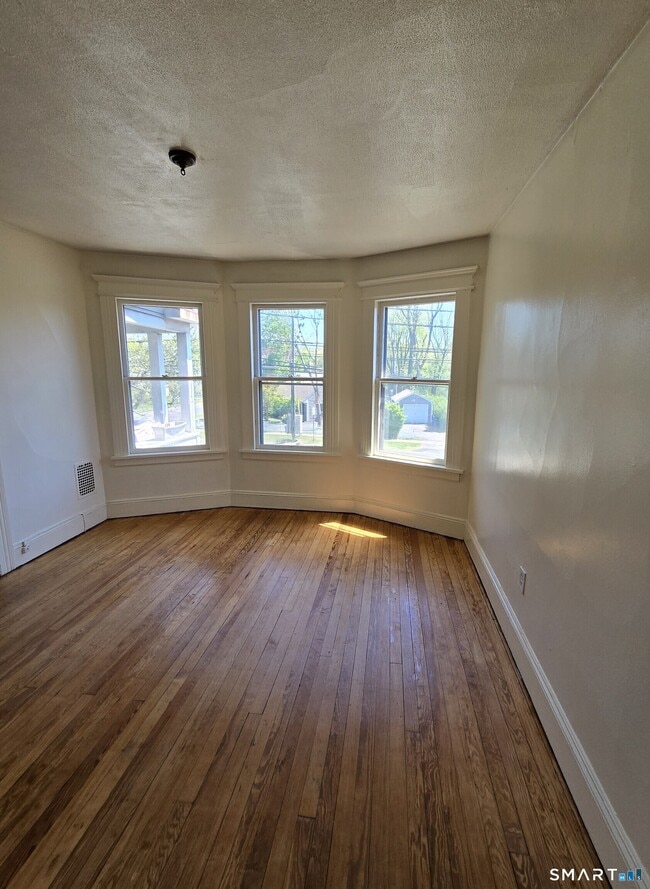 Photo - 985 Huntington Rd