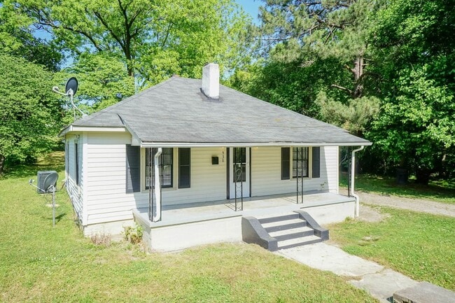 Building Photo - Beautifully Remodeled Three Bedroom Home!