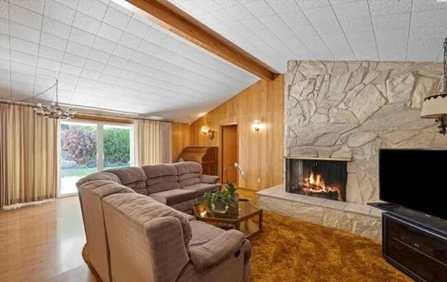 Photo - Spacious 4-Bedroom Home with Solar Panels in Richland