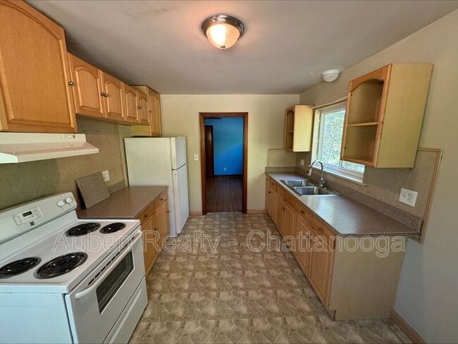 Photo - 1501 Akins Dr