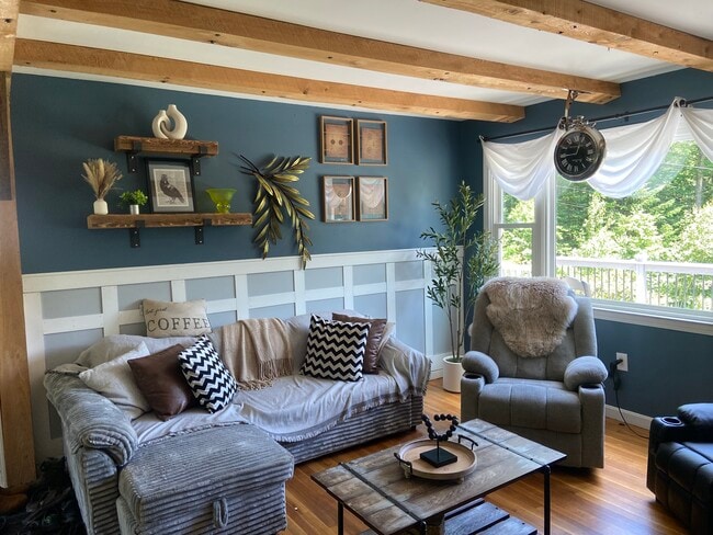 Sala de estar - 636 Old County Rd N