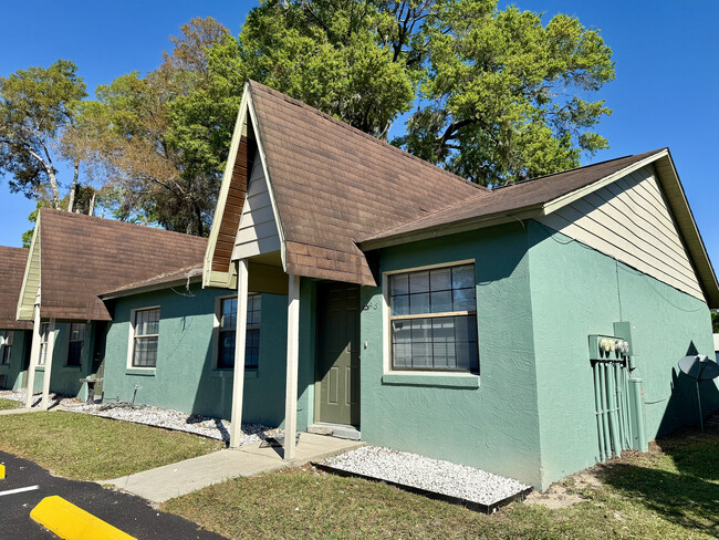 Exterior Entry - Timber Pines - Timber Pines Apartments