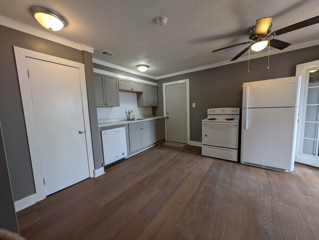 Building Photo - 56 1/2 W Main St-B Unit B