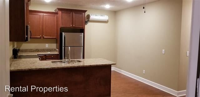 Photo - 927 College St