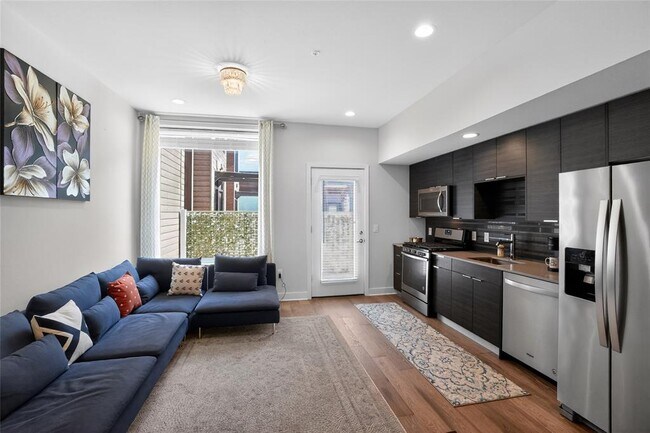 1800 E 4th St Unit 202
