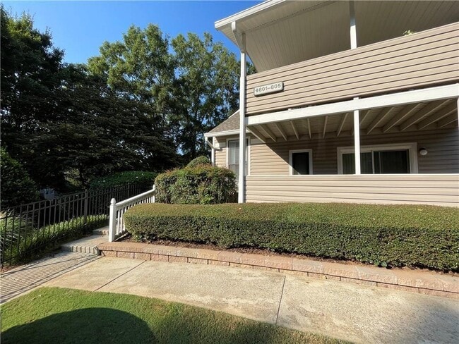 Building Photo - 803 Wynnes Ridge Cir SE