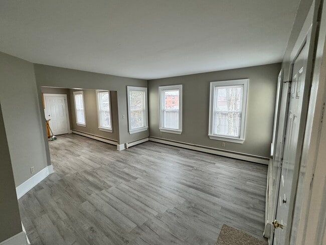 Building Photo - 21 Maple St Unit 2nd Floor Rental