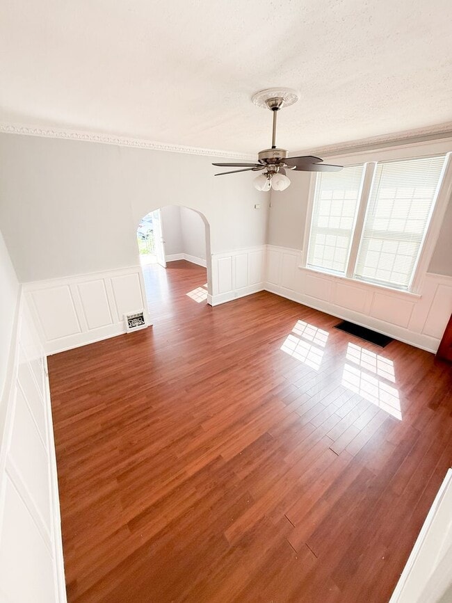 Building Photo - 3 Bedroom/1 Bathroom with Fenced-in Backyard!