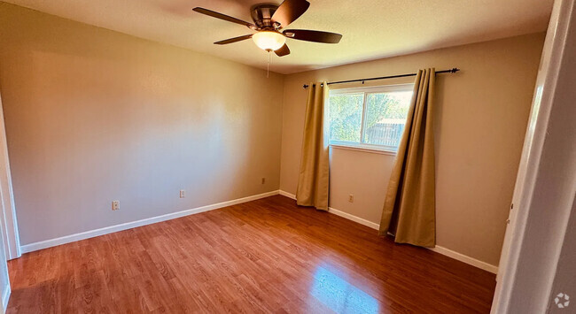 Building Photo - 5010 Juniper Dr Rental