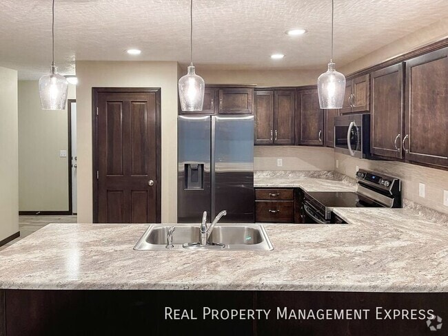 Building Photo - 3 Bedroom 2.5 Bathroom Single Family Townhome