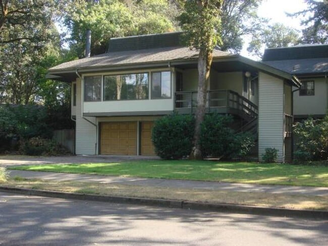 Building Photo - 3 bedroom 2 bathroom Duplex