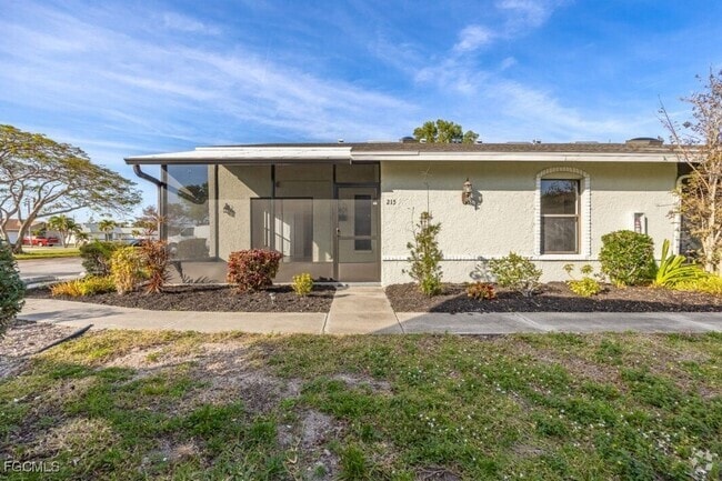 Building Photo - 5113 SW 15th Pl Unit 215 Rental