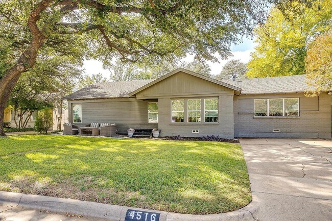Building Photo - Charming 4-Bed Home with Granite Counterto...