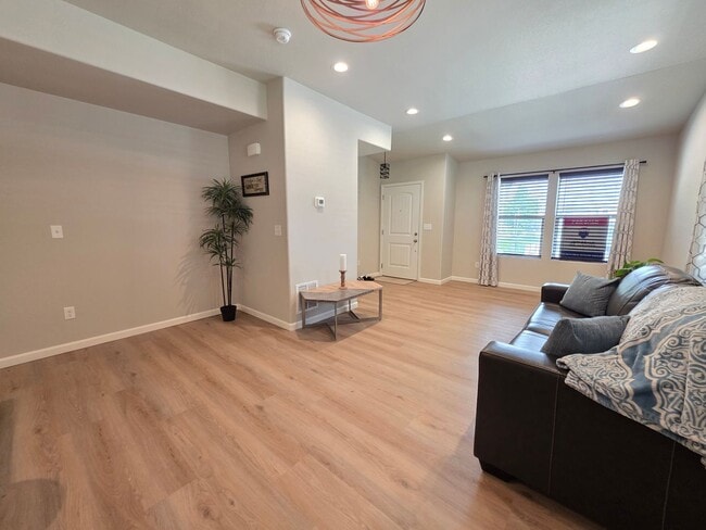 Photo - Gorgeous 2 Bed 3 bath Town Home In Lorson Ranch!!