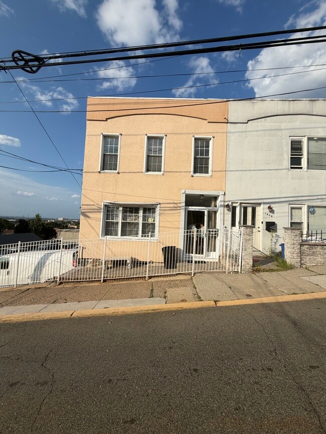 Building Photo - 1410 37th St