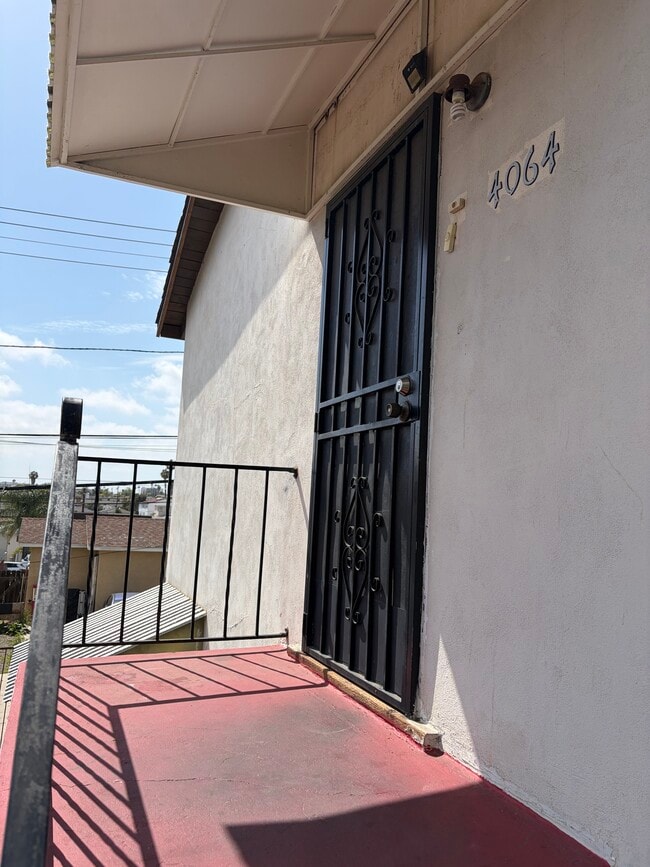 Building Photo - 4064 Winona Ave Unit 4064