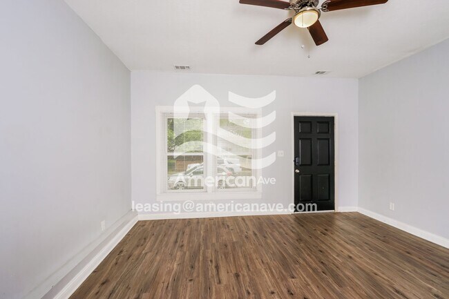 Photo - 2208 Lytle St