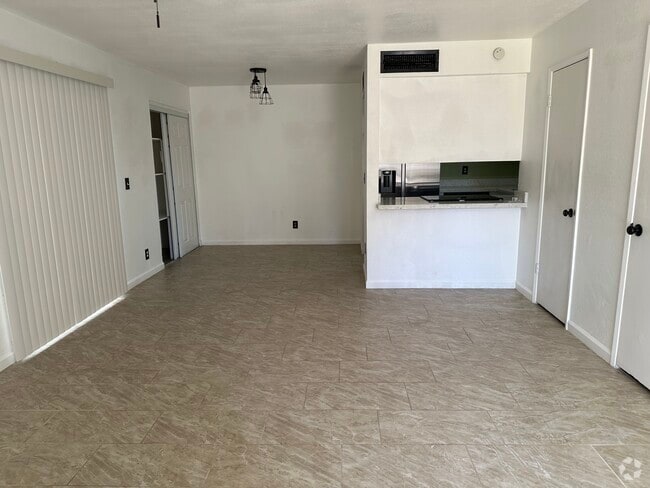 Building Photo - 7521 N 47th Ln Unit Orangewood Townhomes