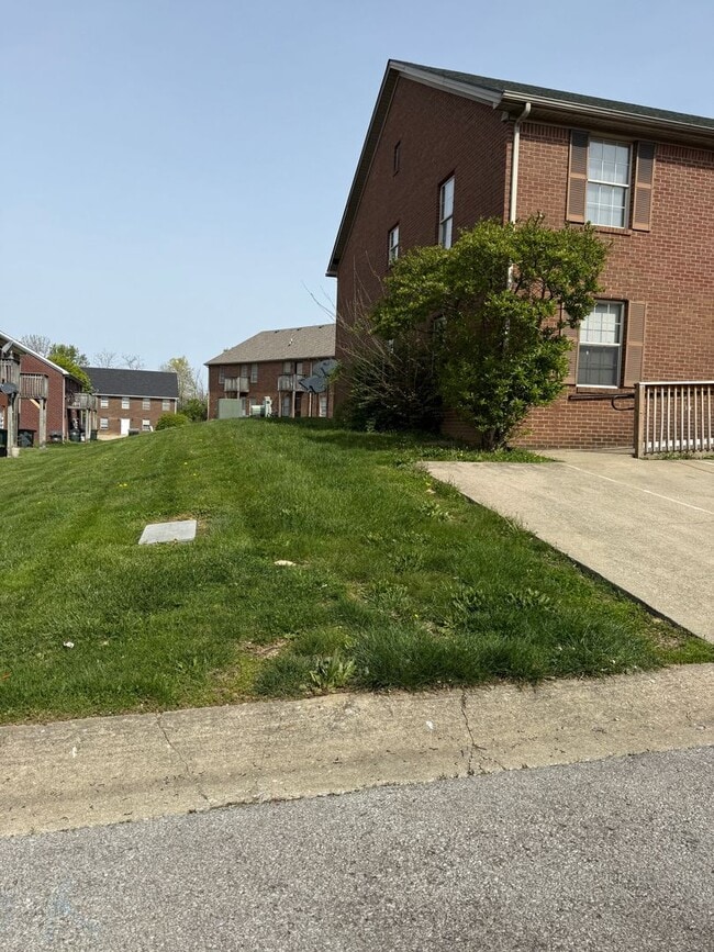 Building Photo - 2 Bedroom pay ONLY Electric! Unit D Rental