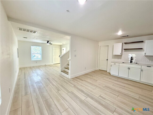 Photo - 2204 W San Antonio St Unit 1