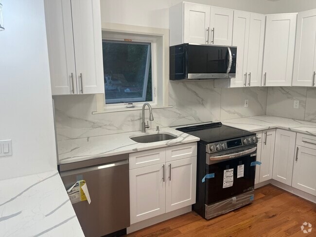 Building Photo - 535 Van Cortlandt Park Ave Unit 2nd Floor-3 Bedroom Rental