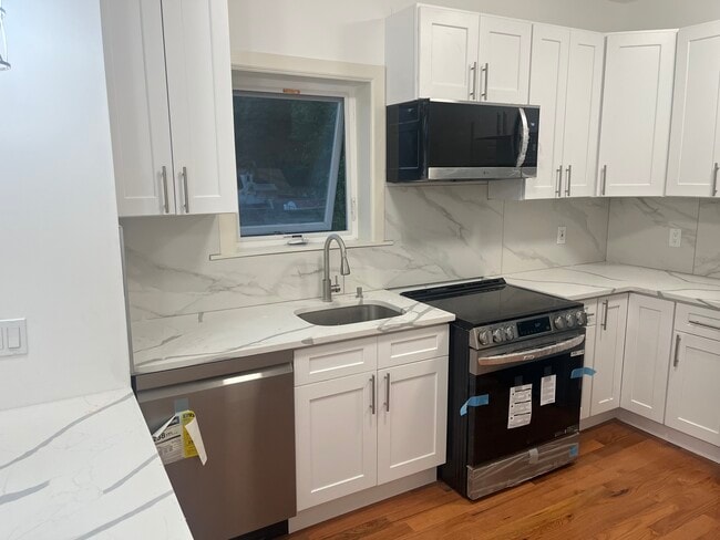 Building Photo - 535 Van Cortlandt Park Ave Unit 2nd Floor-3 Bedroom Rental