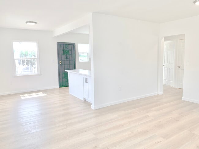 Building Photo - 2022 W 35th St Unit 2022 1.5 Rental