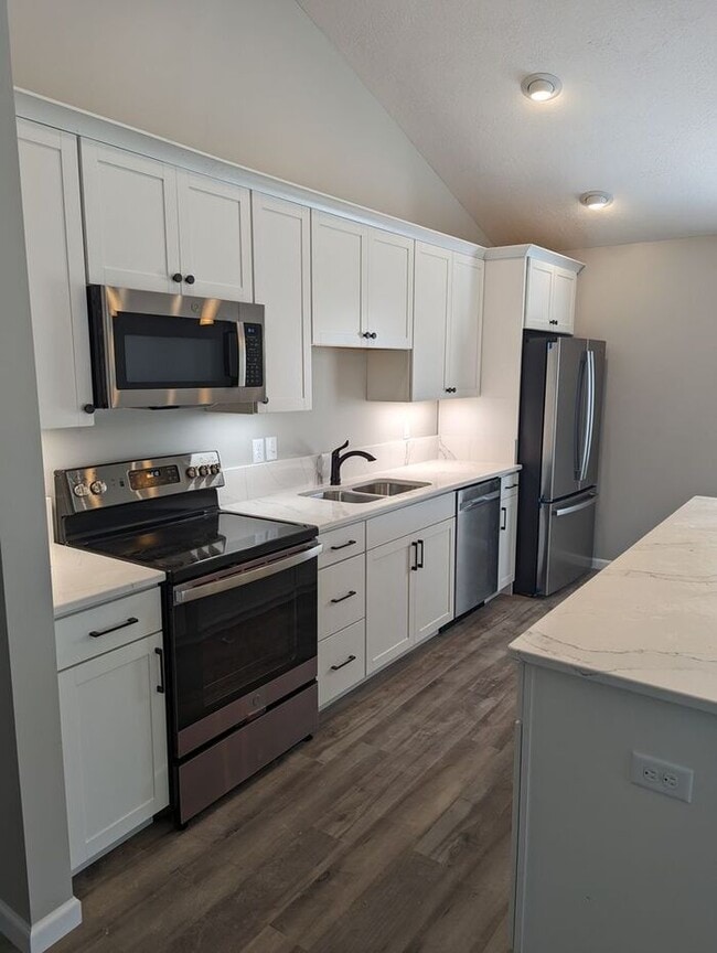 Building Photo - 4 Bedroom Home With An Open Floor Plan In ...