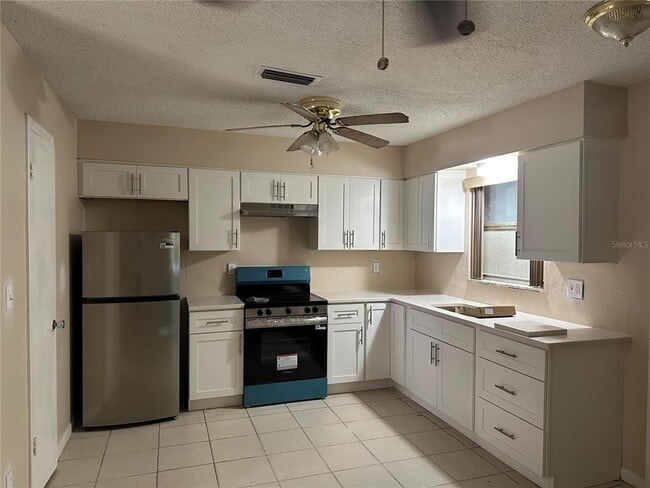 Building Photo - 135 NE Madison Cir N Unit 4 Rental