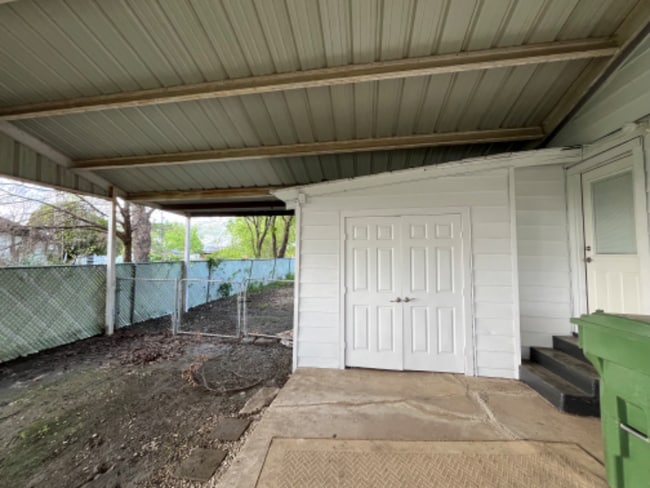 Photo - 102 E Pecan St