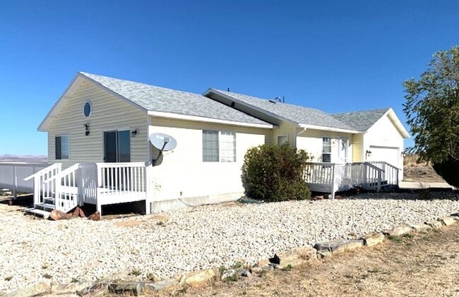 3 bedroom home in Spring Creek with a garage - 3 bedroom home in Spring Creek with a garage