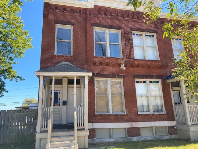 Building Photo - Spacious 4 bedroom 2 bath Townhome Updated...
