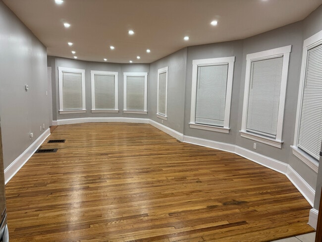 Building Photo - 801 Western Ave Unit 1