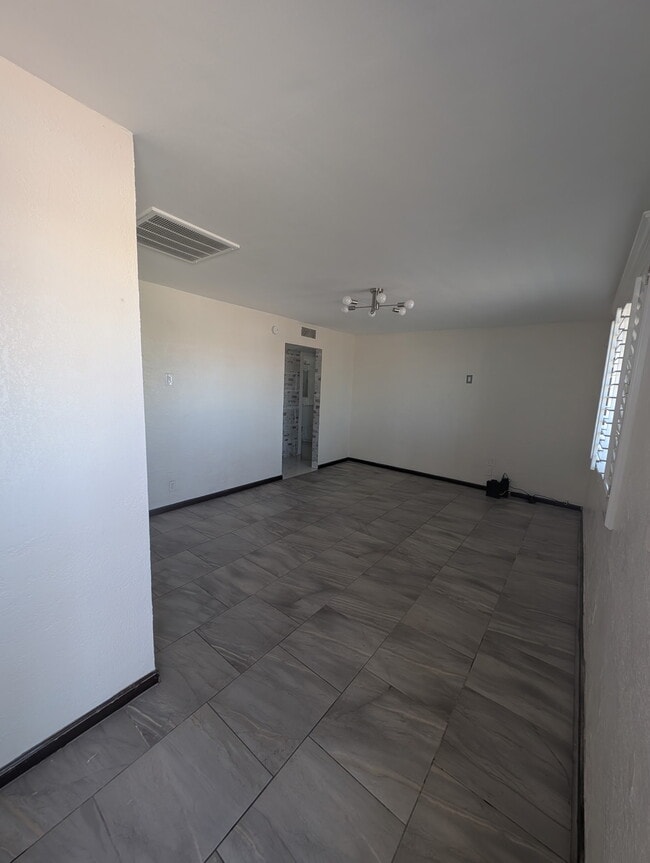 Photo - 5004 Royal Dr