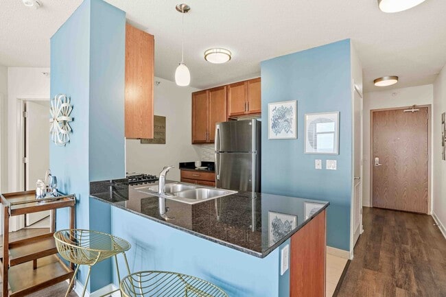 Photo - 566 W Kinzie St