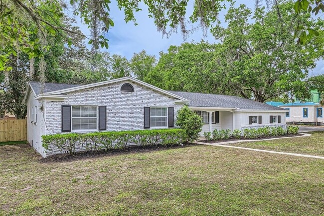 Photo - 425 Balmoral Rd