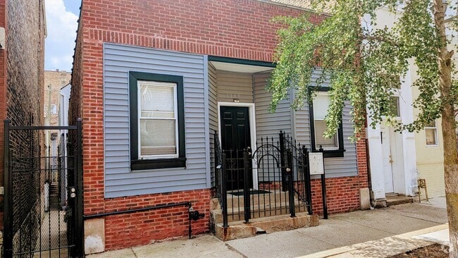 Building Photo - 1419 W Cullerton St Rental