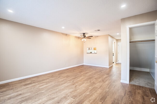 2BR, 1.5BA - 1000SF - Royal Garden Apartments