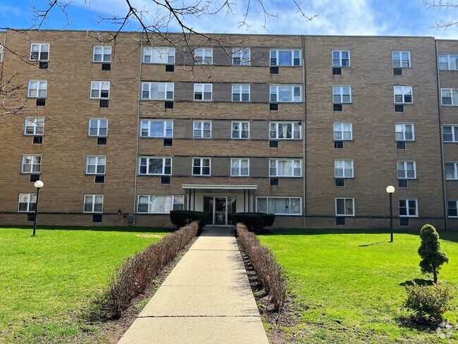 Building Photo - 6161 N Hoyne Ave Rental