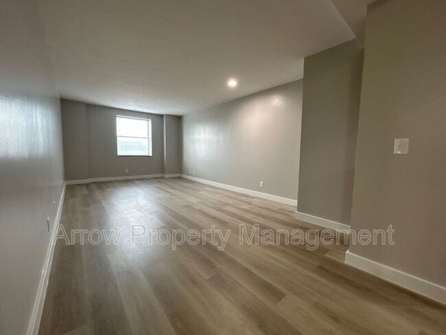 Photo - 208 E 5th St