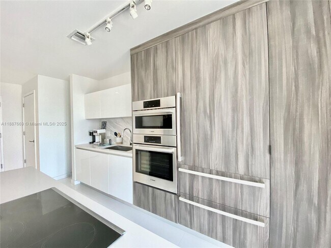 Photo - 851 NE 1st Ave Unidad 2802