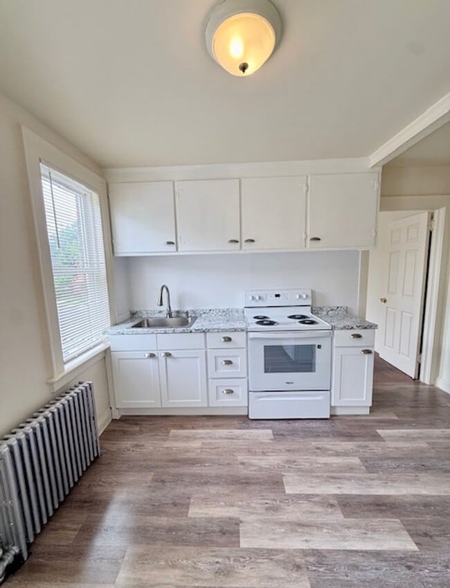 Photo - 452-454 Thompson Ave Unit 2nd Floor