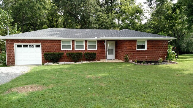 3/4 acre: Private, fenced and backs up to creek. Walking distance to Restaurants, Park, Golf course, and tons of retail within 2 miles. Multiple food delivery and transportation options. 2 miles from Smyrna Airport, 2.7 miles from Nissan. New 12x20 storage shed. New double pane windows. New insu... - 305 Mitchell Ave House