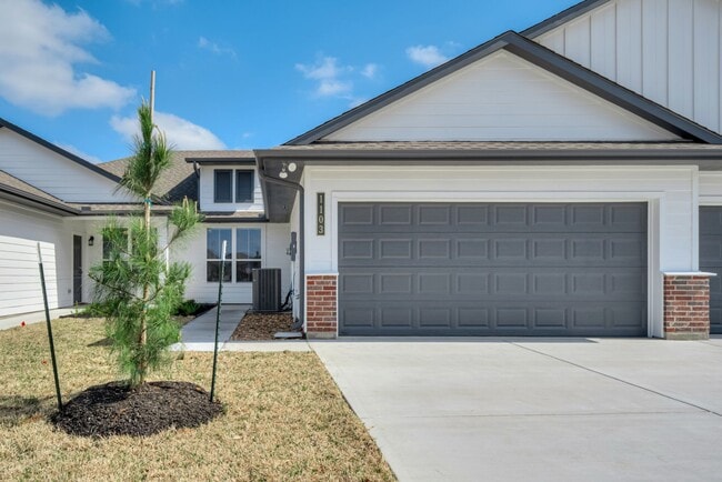 Building Photo - Bright & Cozy Townhome