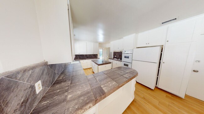 Photo - Huge House on Art St!! (Lease out, pending...