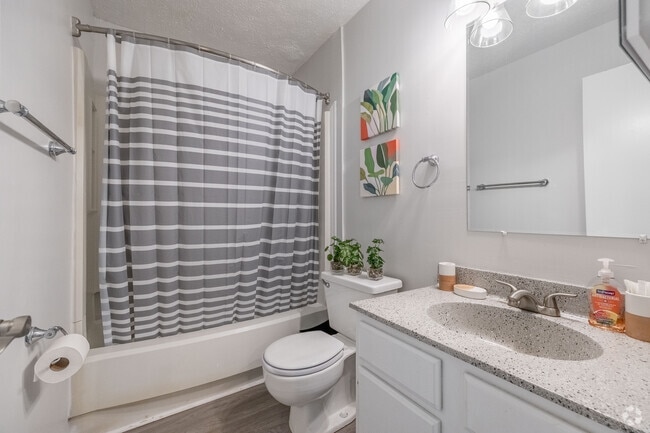 1BR, 1BA - 640SF - Bathroom