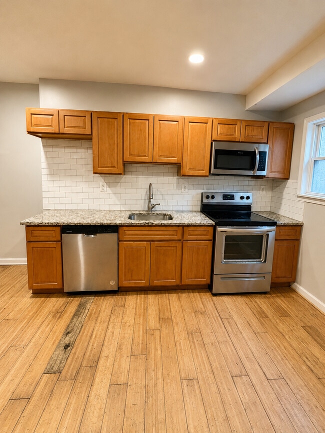 Photo - 2033 W Oxford St