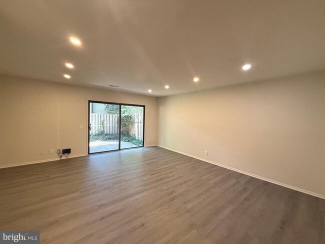 Building Photo - 2562 Glengyle Dr Unit 161