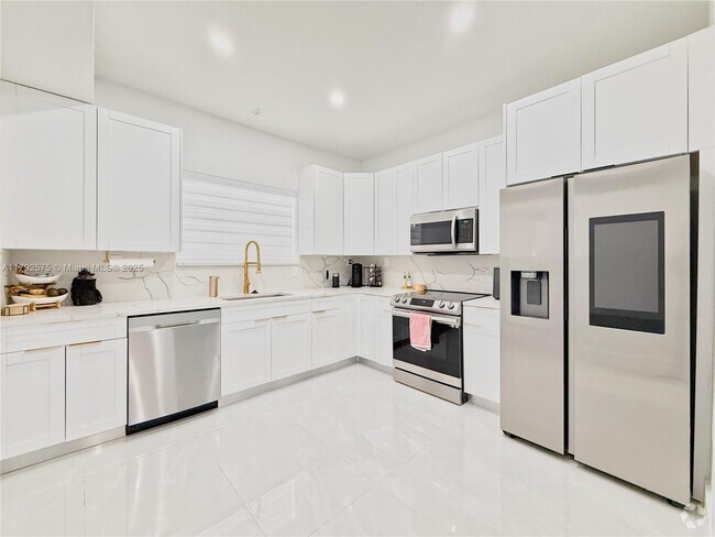 Building Photo - 927 SW 18th Ave Rental