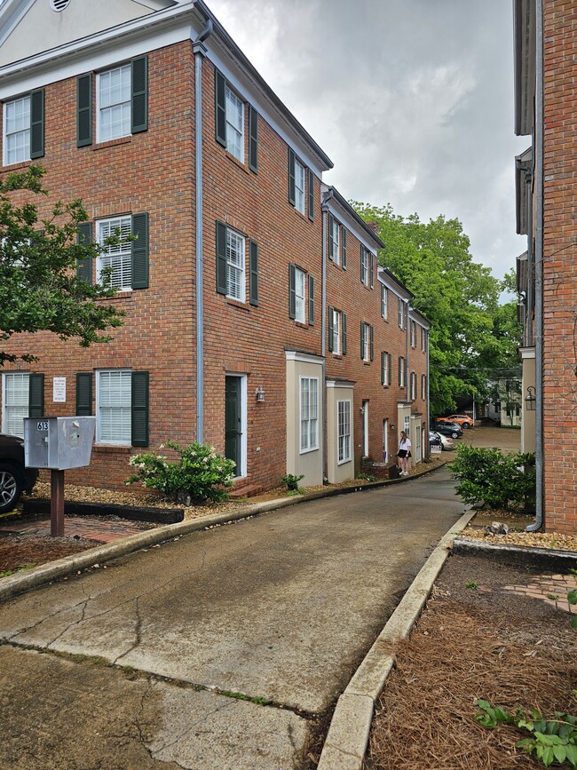 Photo - 613 University Dr